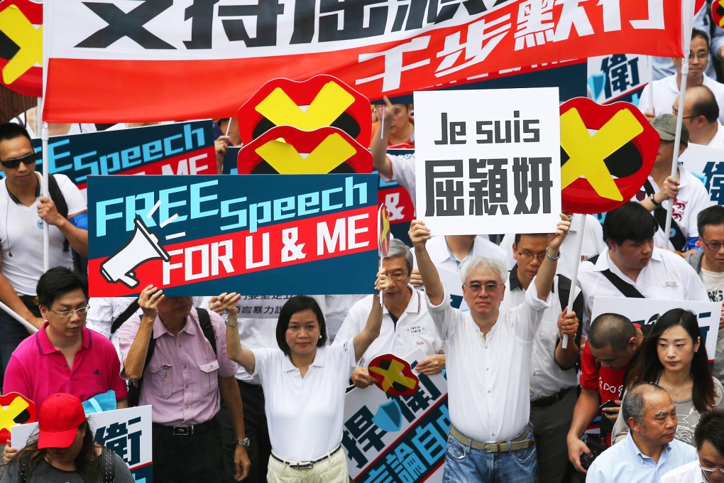 Robert Chow Yung adapts the 'Je suis Charlie' slogan of solidarity in support of pro-Beijing columnist Chris Wat Wing-yin after public outrage at article. Photo: Jonathan Wong