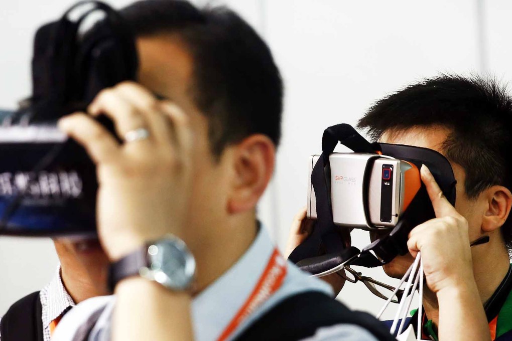 Visitors try on virtual reality glasses from SVR Glass during the first Consumer Electronics Show (CES) in Asia in Shanghai on May 25, 2015. Photo: AFP