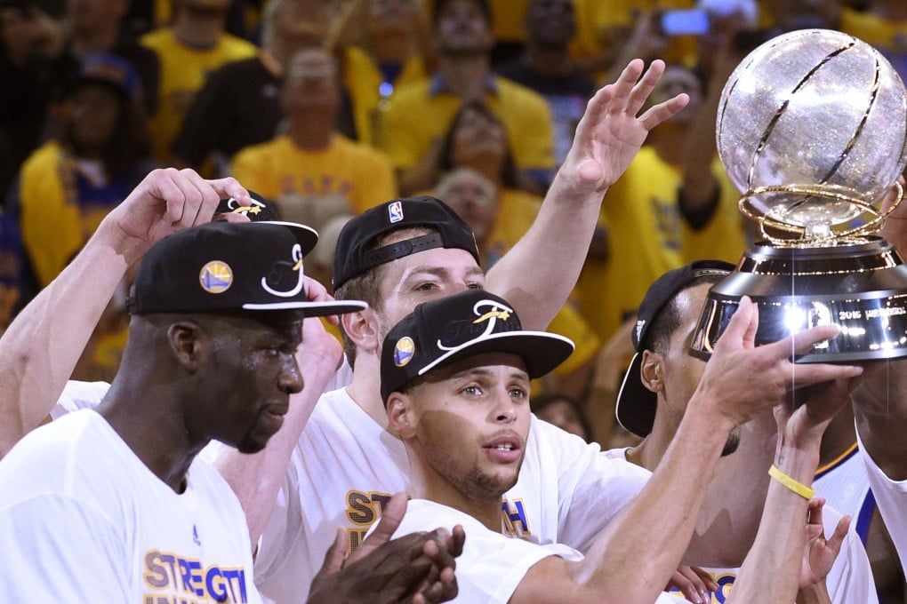 Stephen Curry and teammates celebrate with the Western Conference championship trophy. Photo: USA Today