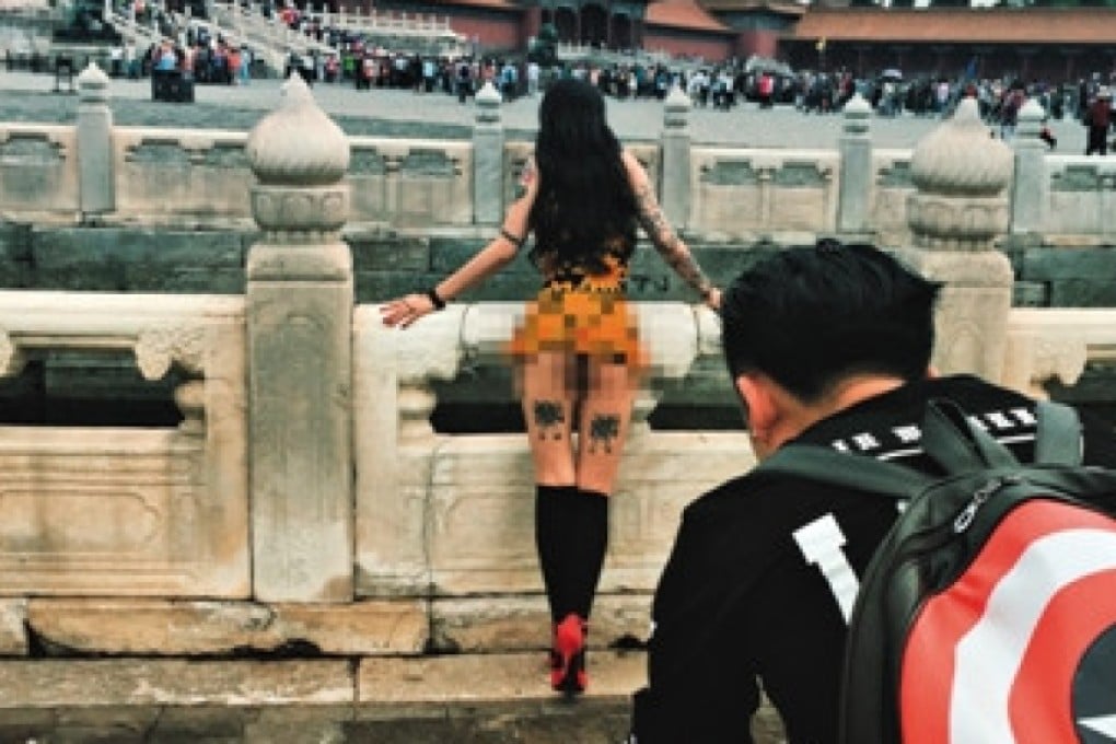 The model posing for the photographer. Photo: Chinanews.com