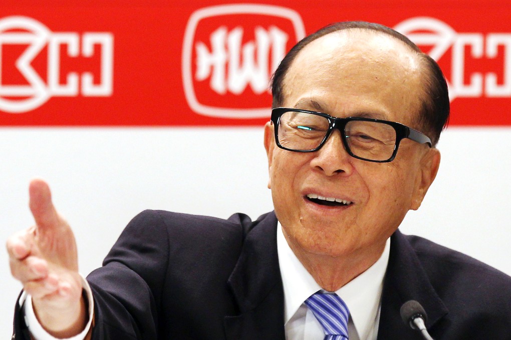 Iconic Hong Kong billionaire Li Ka-shing emphasizes a point during a briefing in the city as he expressed confidence in Hong Kong's pricey housing market. Photo: Edward Wong