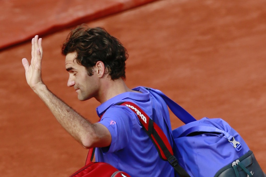 Roger Federer waves to spectators as he heads for the exit. Photo: Reuters