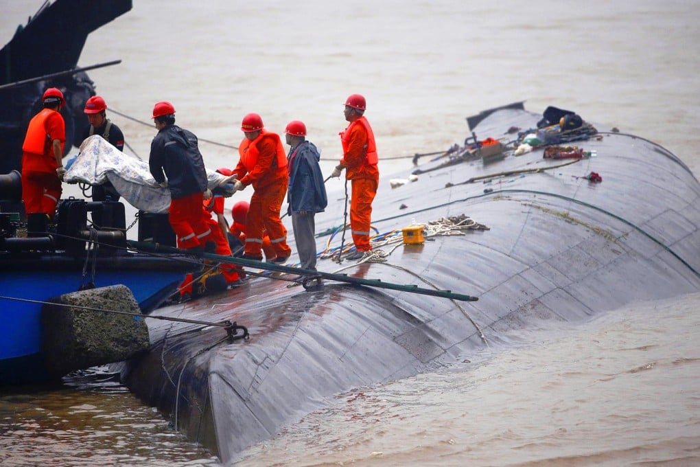 Rescue workers carry a body from a sunken ship. Photo: Reuters