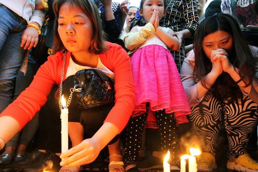 Local Jianli residents and relatives of the victims on the Dongfangzhixing hold a candle light vigil for the missing passengers on June 4 night in Jianli, Hubei. Photo: Simon Song