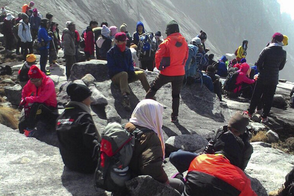 Hikers huddle together after a magnitude 6 earthquake saw rocky outcrops collapse on Mount Kinabalu.Photo: Xinhua