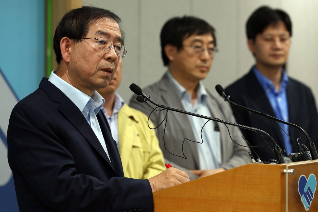 Seoul Mayor Park Won-soon (left) has criticised the government for not sharing information about a new patient's case and has declared a 'war on Mers'. Photo: EPA