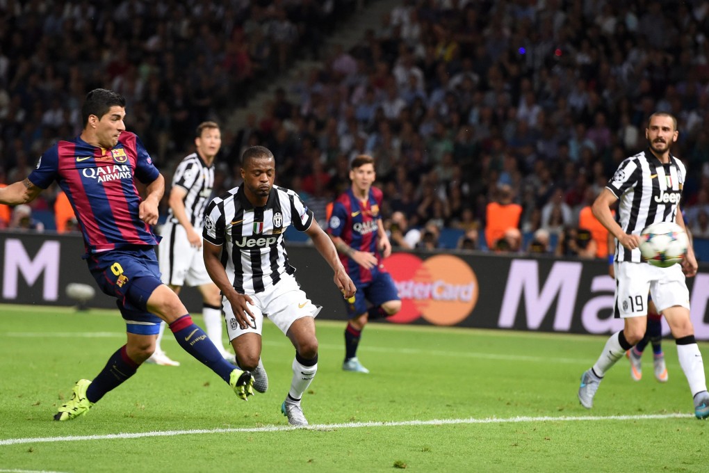 Luis Suarez scores Barcelona's second goal. Photo: EPA