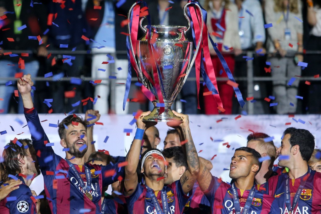 Barcelona players lift the cup. Photo: Xinhua