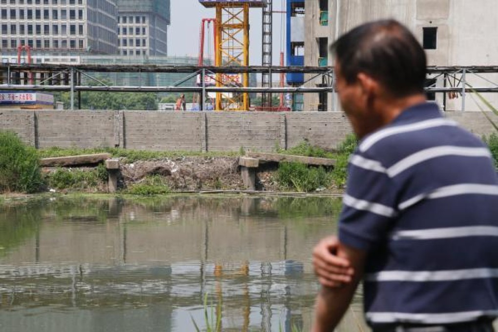 A local resident points to where the 440-year-old once stood before it disappeared. Photo: Weibo