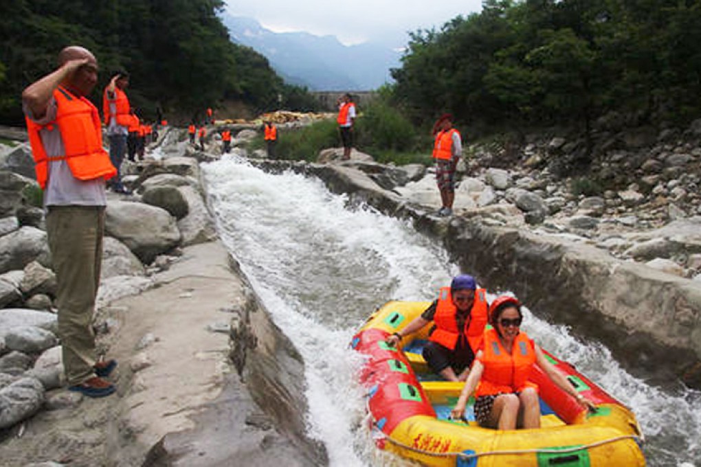 The couple are saluted as they raft down the river. Photo: Sina News