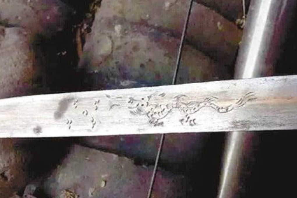 The farmer found the sword in his field, and sharpened into a kitchen, probably diminishing its value. Photo: Weibo