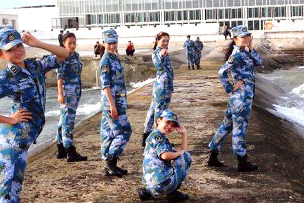 Women sailors pose on a sea barrier at Fiery Cross Reef. Photo: Sina.com