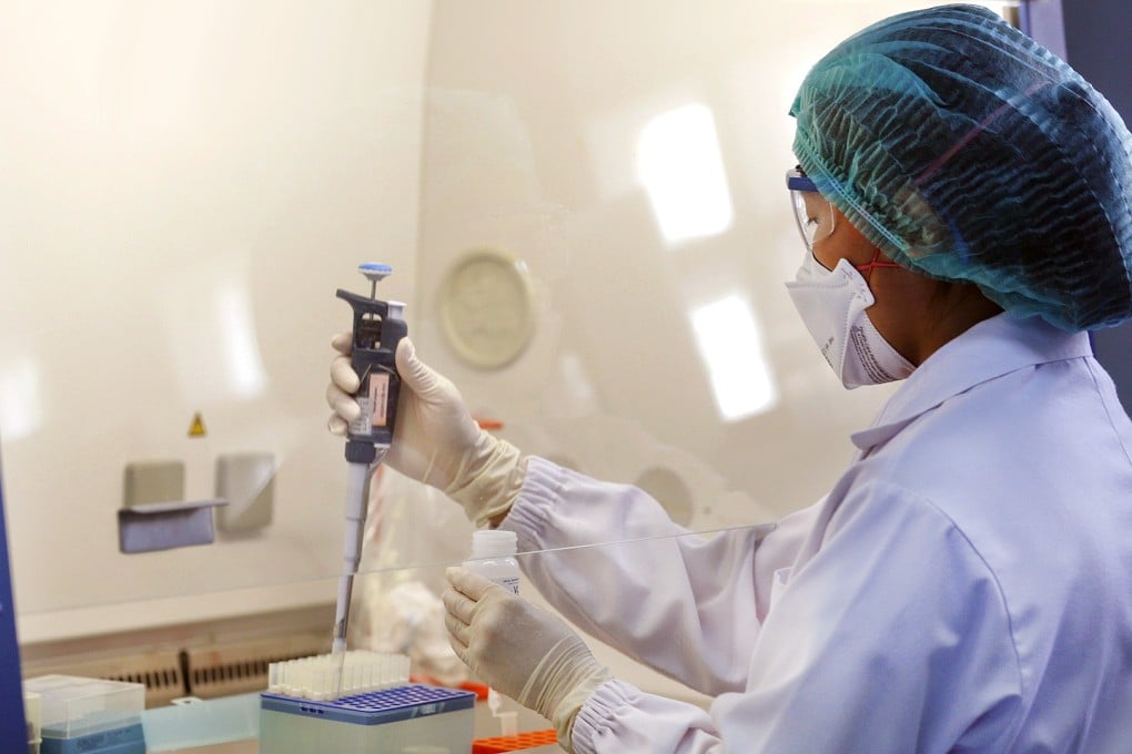 A Thai laboratory worker from the National Institute of Health Department of Medical Sciences near Bangkok tests tissue samples from people suspected of having Mers and who recently returned from South Korea. Photo: Reuters