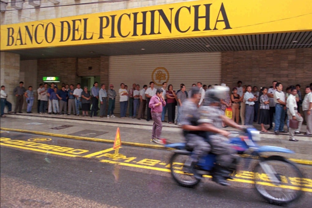 People line up in downtown Guayaquil, Ecuador in 1999 around the time it dollarized its economy, which allowed the government there to import a rule of law that stabilized the economy and offers a lesson to other countries in the region like Venezuela. Photo: AFP