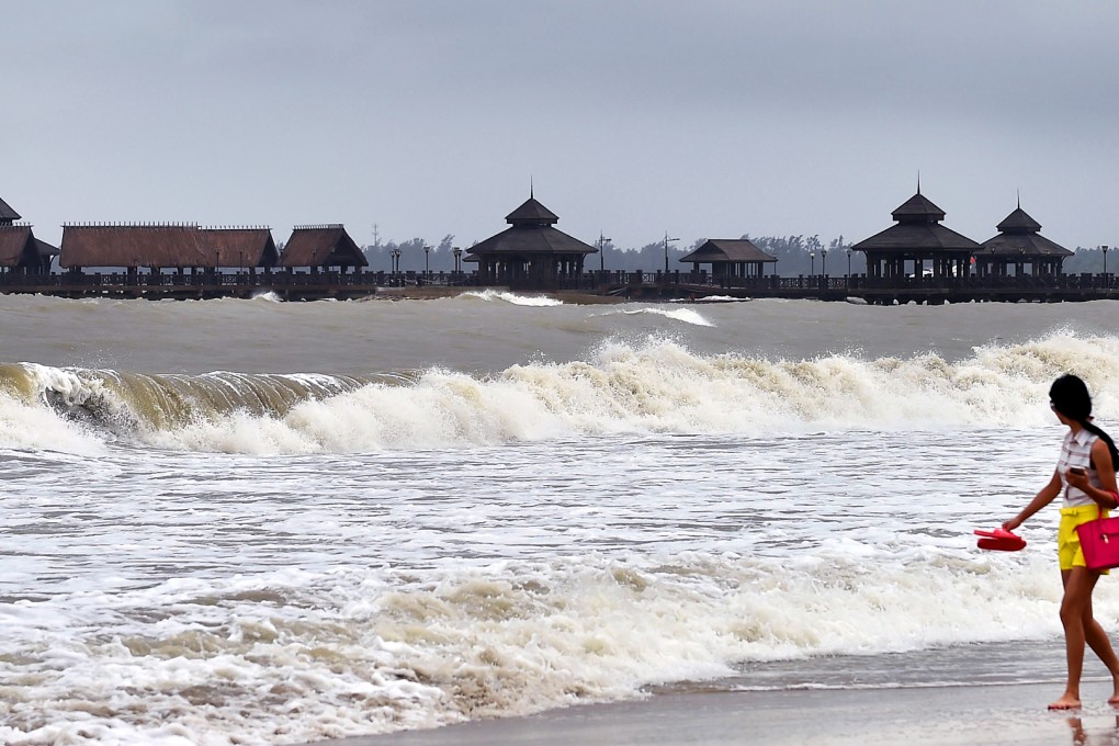 A tourist watches the waves at the Gaolong Bay in Wenchang, a coastal city in south China's Hainan Province. Photo: Xinhua