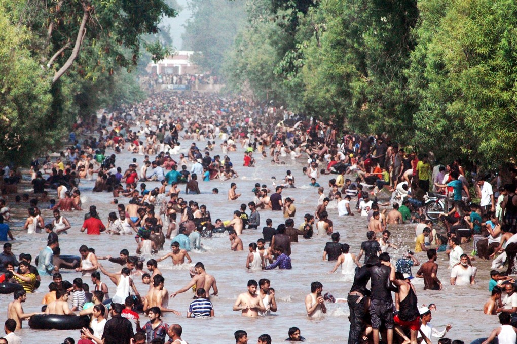 Pakistanis cool off in a canal during heatwave in eastern Pakistan's Lahore. Photo: Xinhua