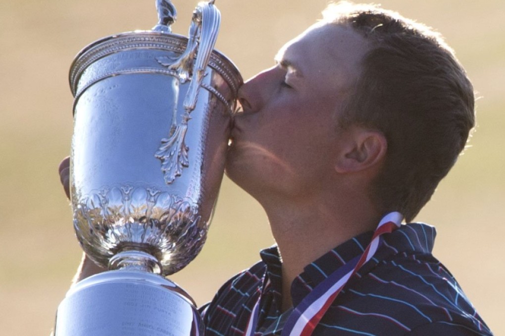 Jordan Spieth kisses the trophy. Photo: TNS