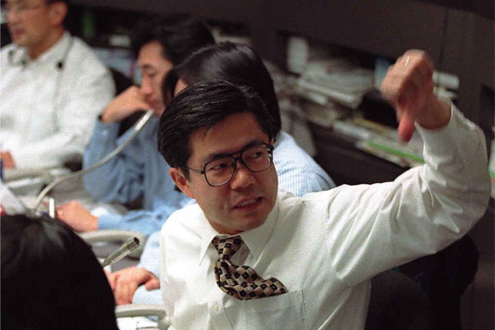A foreign currency trader flashes the thumbs down, with the Chinese yuan strengthening in the onshore spot market as worries over Greek default eased. Photo: AFP