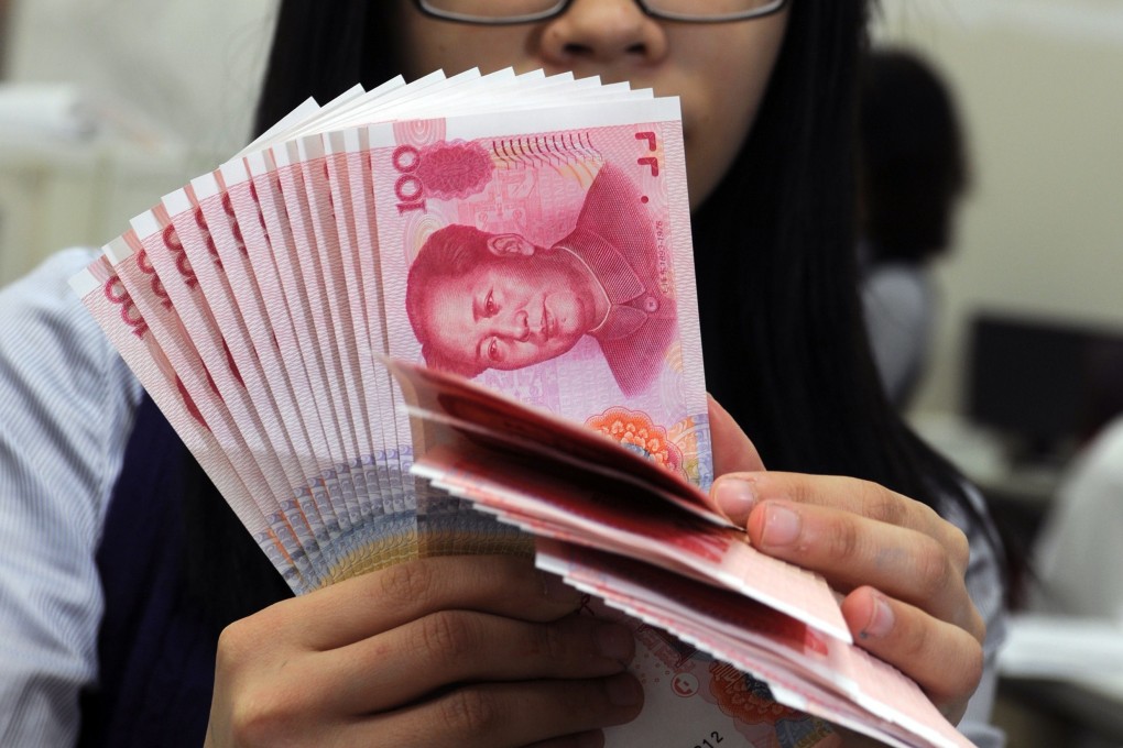 A Taiwan bank staffer counts yuan bank notes as the amount of yuan-denominated bonds issued in Taiwan has surged this year. Photo: AFP
