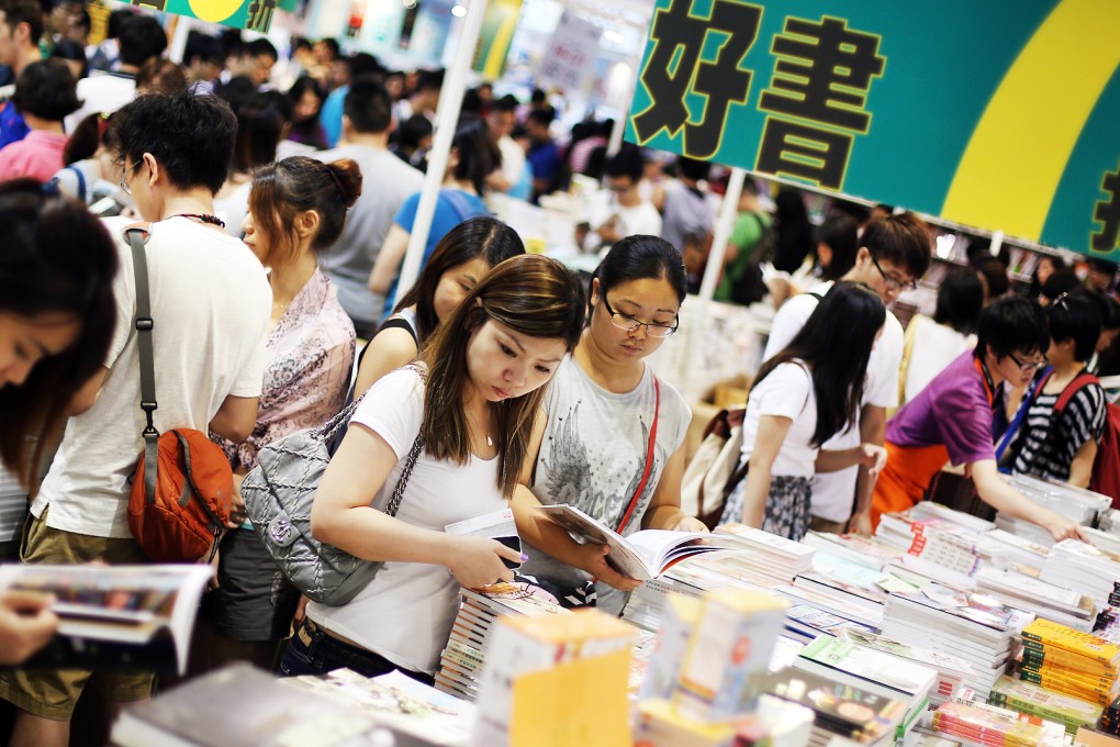 Visitors shop for bargains at last year's book fair. Photo: Sam Tsang