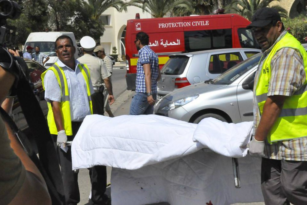 Rescuers carry the body of one victim after the attack at a beach resort in Sousse, Tunisia. Photo: Xinhua