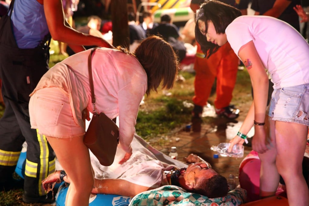 Women comfort a friend injured in the fire at Formosa Fun Coast. Photo: Xinhua