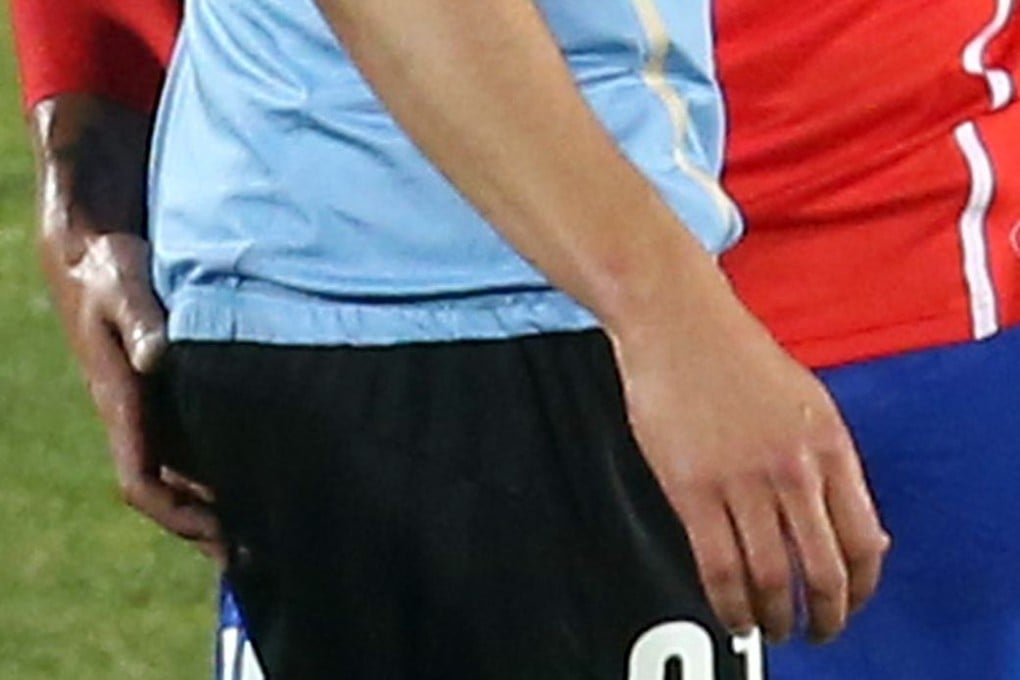 Chile defender Gonzalo Jara provokes Uruguay's Edinson Cavani by sticking his finger into his backside during their Copa America 2015 quarter-final. Photo: AFP