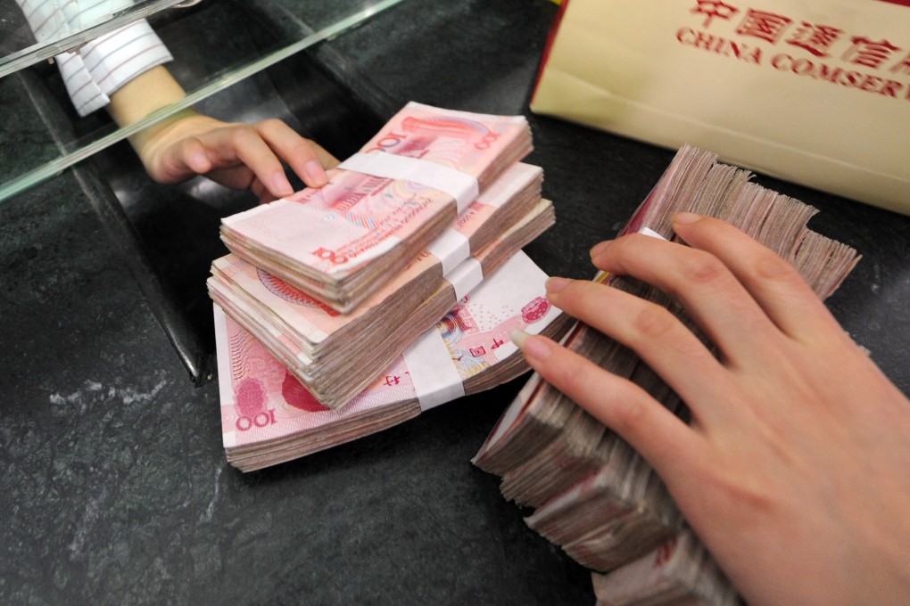 Chinese yuan bank notes are passed around in a bank as the euro drops to a month low against the US dollar due to the Greek crisis. Photo: AFP