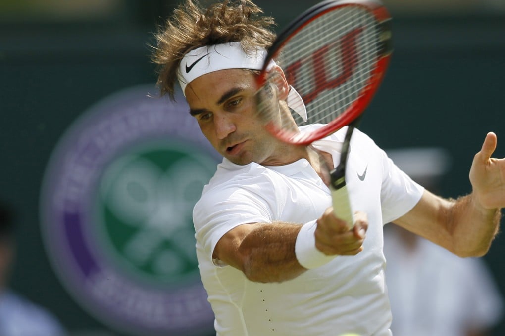 Roger Federer makes a return to his American opponent Sam Querrey at the All England Club. Photo: AFP