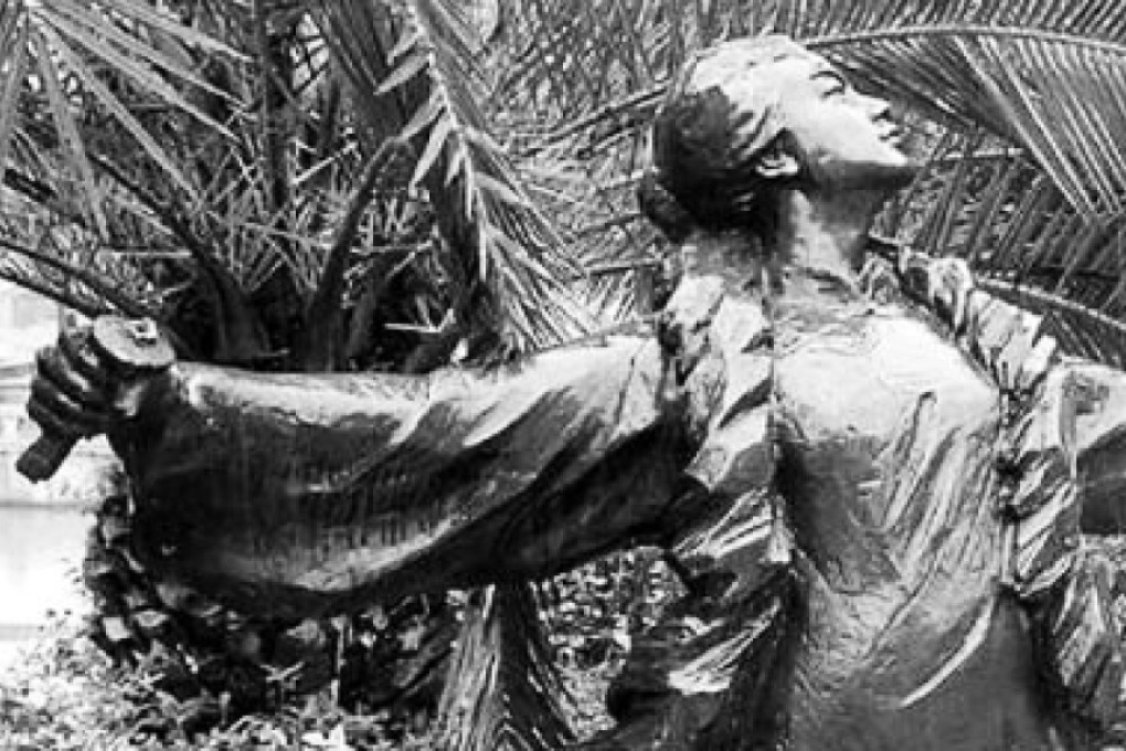 A statue of the revolutionary heroine Qiu Jin in Shaoxing has had its sword stolen seven times since it was erected in 2010. Photo: Sina Weibo