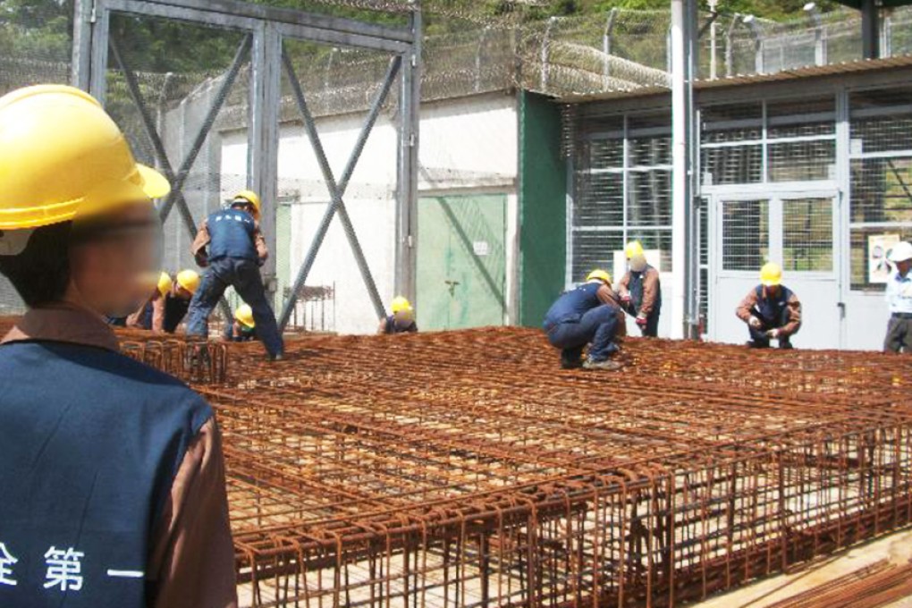 Nineteen persons in custody were presented with certificates for vocational training courses including Bar Bending and Fixing Skill on June 30 in recognition of their efforts towards reintegrating into society after their release. Photo: news.gov.hk