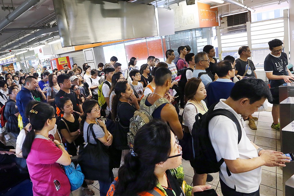 People rush to catch the last ferry to Cheung Chau at Central Ferry Pier 5 after typhoon signal number 8 is hoisted. Photo: Sam Tsang