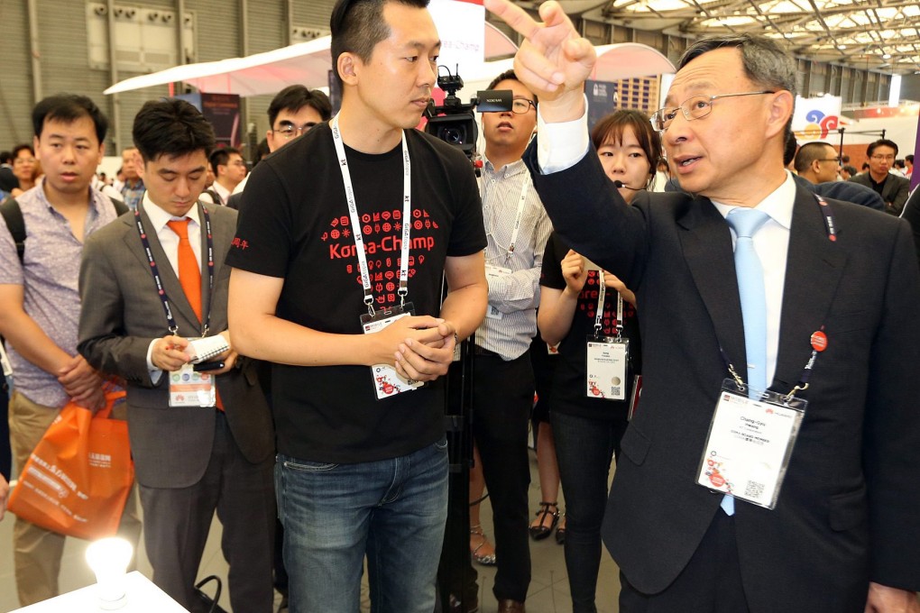 Coming from one of the world's most wired countries, Hwang Chang-gyu (right), chairman of South Korea's No. 2 mobile carrier KT, may not have been impressed by the shaky mobile internet connectivity at the MWC Shanghai trade fair on Wednesday. Photo: EPA