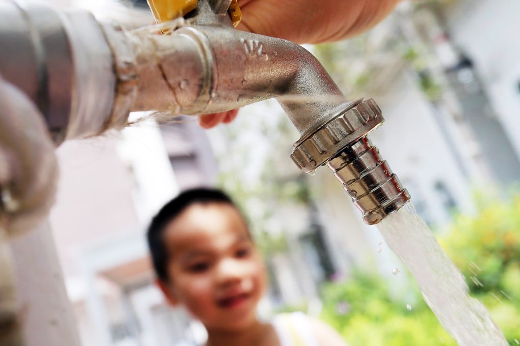 Residents collect fresh water at a temporary distribution pipe at a public housing estate amid a lead in water scare. Photo: Dickson Lee