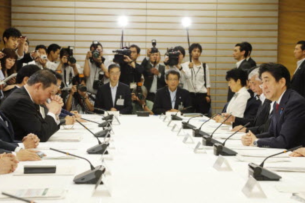 A meeting is held at Shinzo Abe's office in Tokyo to discuss measures against global warming yesterday. Photo: Kyodo