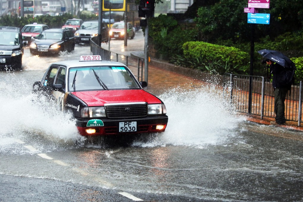 A thunderstorm warning was also issued at 2.10am. The Observatory said a few squally thunderstorms and gusts reaching 70 kilometres per hour were expected to affect Hong Kong. Photo: Sam Tsang