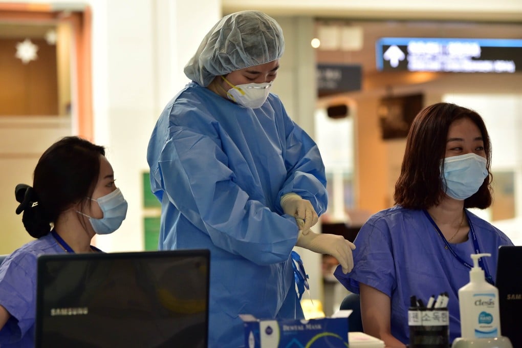 Hospital workers wear face masks at the lobby of Samsung Medical Center in southern Seoul, the epicentre of South Korea's deadly MERS outbreak which sliced economic growth in half. Photo: AFP