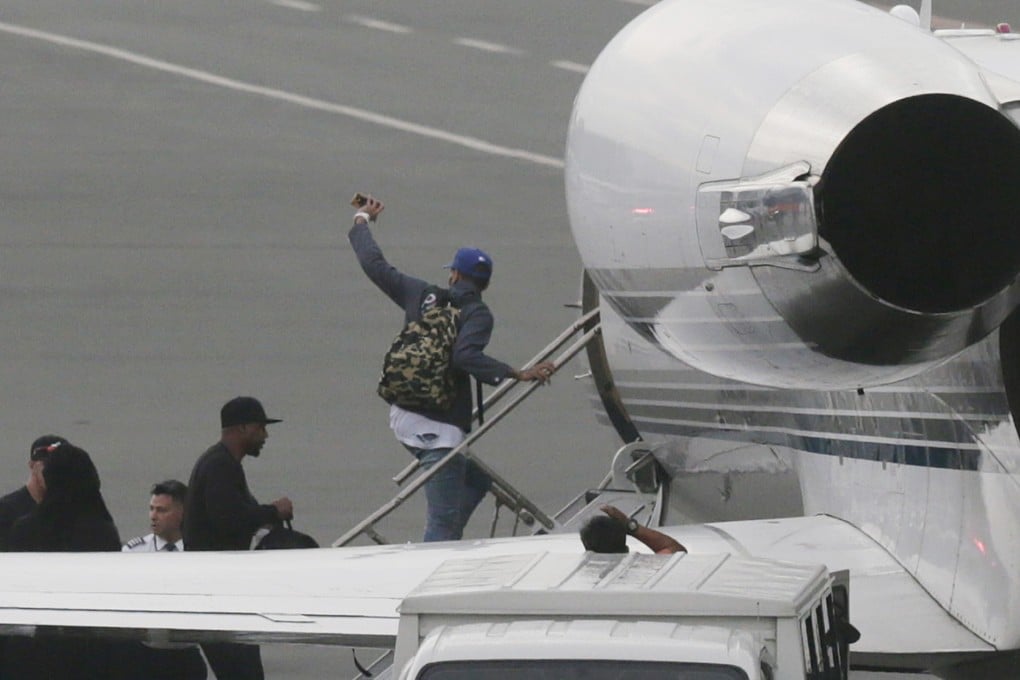 Chris Brown waves as he boards a chartered jet at the old Manila Domestic Airport in suburban Pasay city. Photo: AP