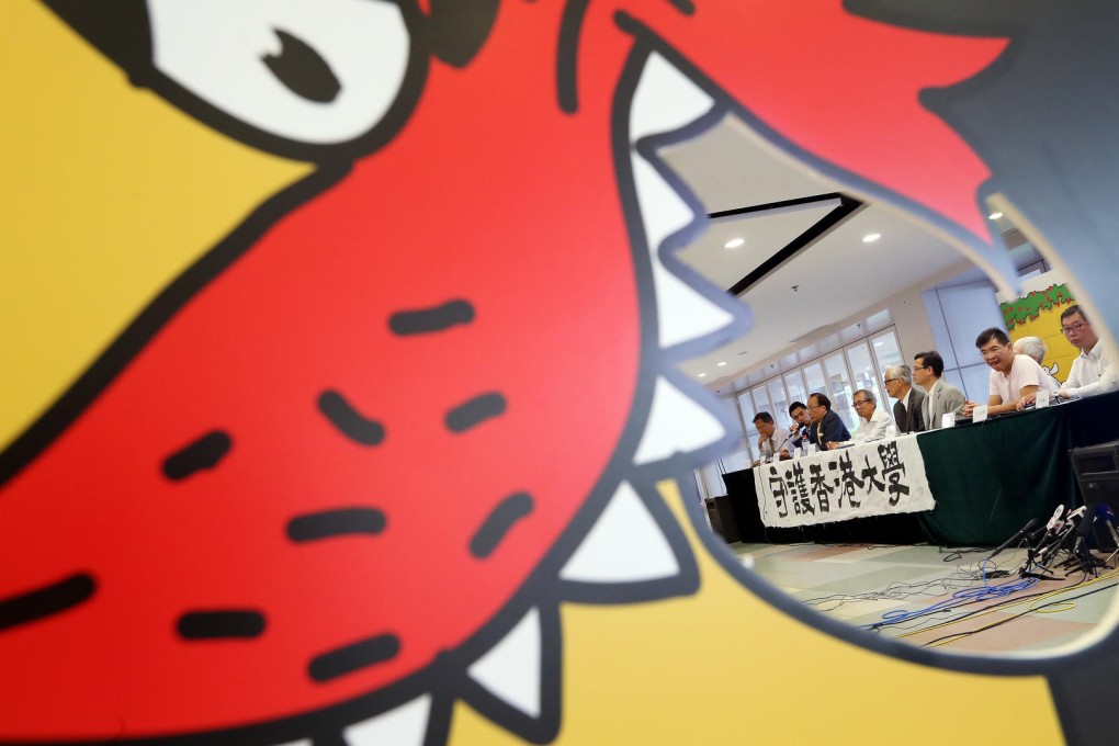 The HKU alumni concern group announce the collection of 2,500 signatures in support of discussions on the delayed pro-vice-chancellor appointment. Photo: David Wong