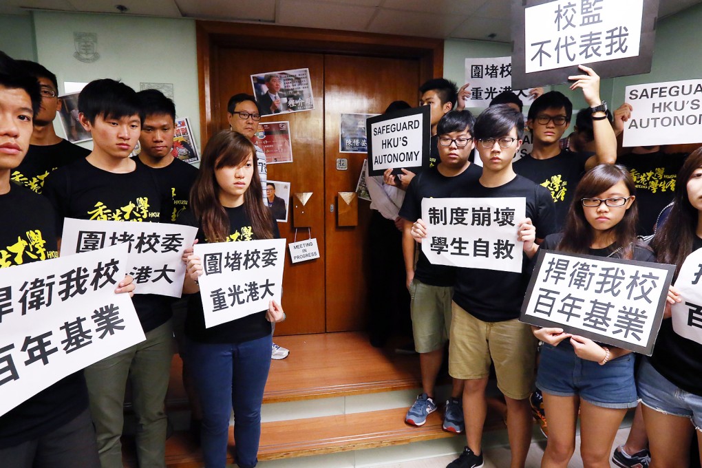HKU Student Union and Alumni concern group holding placards that read “Safeguard HKU’s Autonomy”. Photo: Dickson Lee