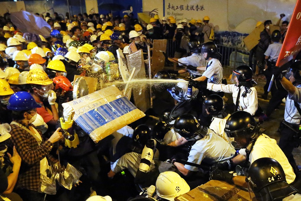 Police officers clash with pro-democracy protesters at Lung Wo Road in Tamar on November 30, 2014. Photo: Sam Tsang