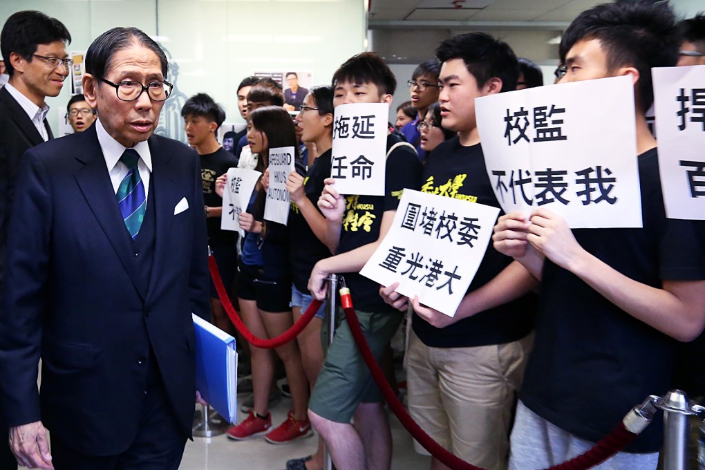 HKU Student Union and Alumni concern group hand over a petition letter to the Council Chairman Dr Leong Che-hung before the HKU Council meeting. Photo: Dickson Lee