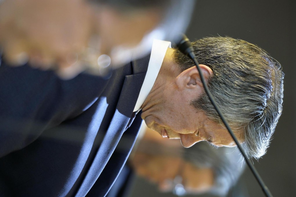 Toshiba president Hisao Tanaka bows in apology at a press conference after resigning. Photo: Kyodo