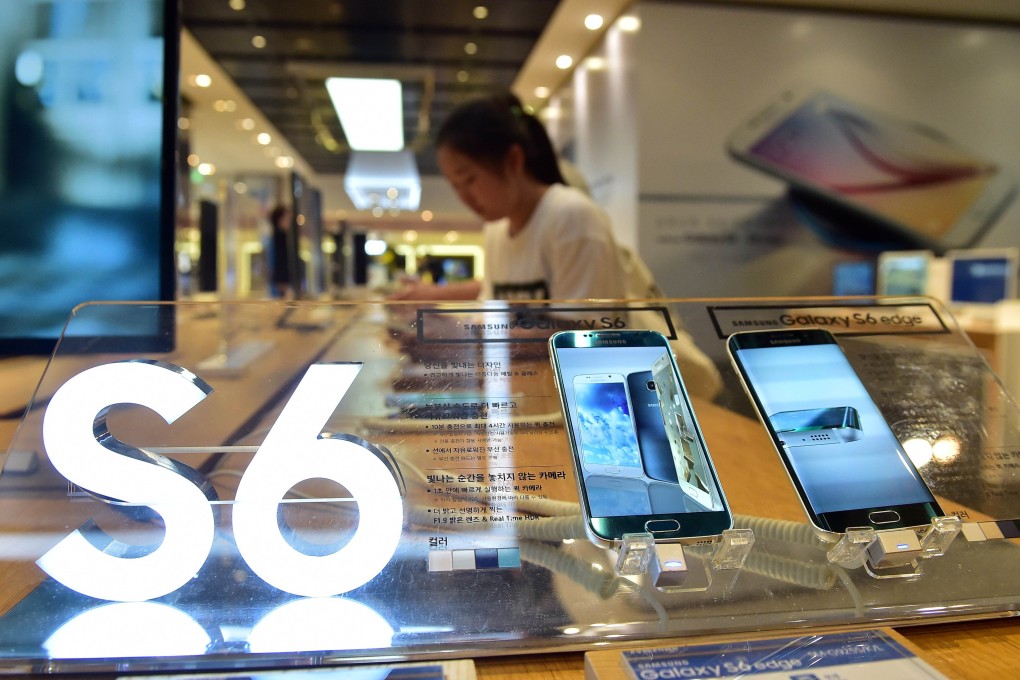 A woman tries out the Samsung Galaxy S6 smartphone at the company's showroom in Seoul as the firm offered a downbeat outlook for the year's second half. Photo: AFP