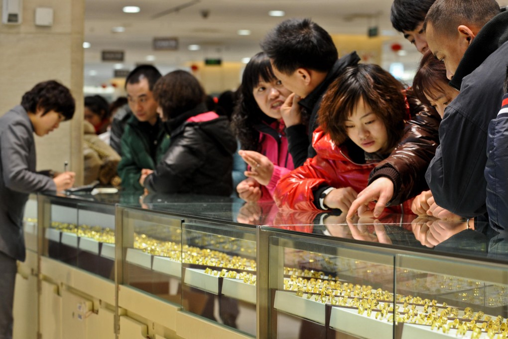Gold trading is becoming increasingly active with investors divided on whether prices are set to rise or continue to fall.Photo: Xinhua