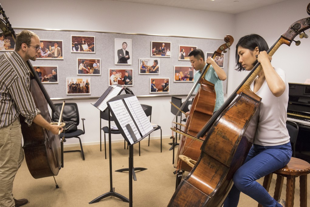 Max Zeugner, acting associate principal bass with the New York Philharmonic, gives a lesson in Shanghai. Photo: Chris Lee