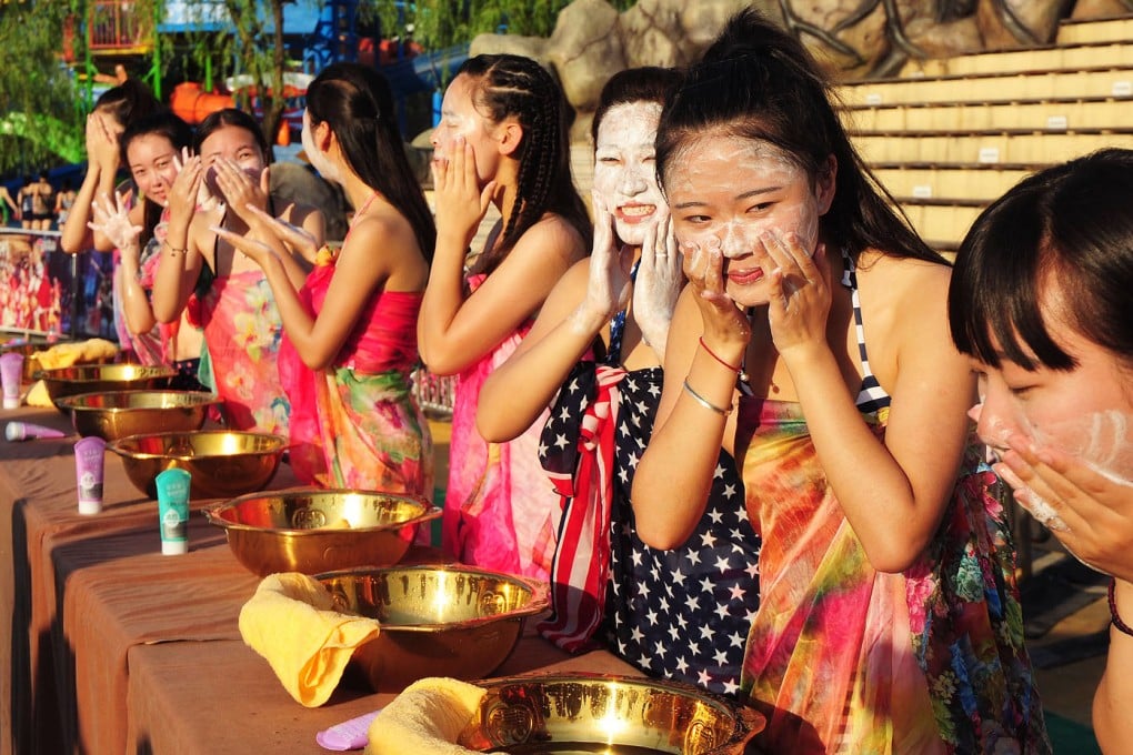 Ladies arriving at the event remove their makeup. Photo: China Foto Press