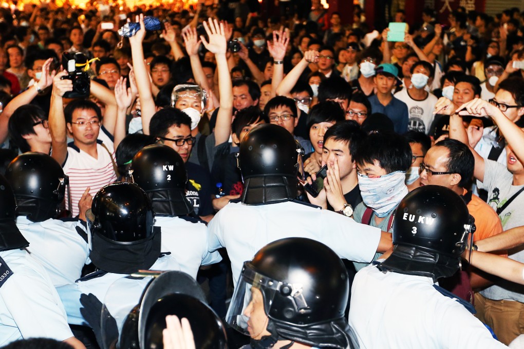 Pro-democracy demonstrators and police clash as police try to clear an area during the Occupy movement in Mong Kok October 17, 2014. Photo: K.Y. Cheng