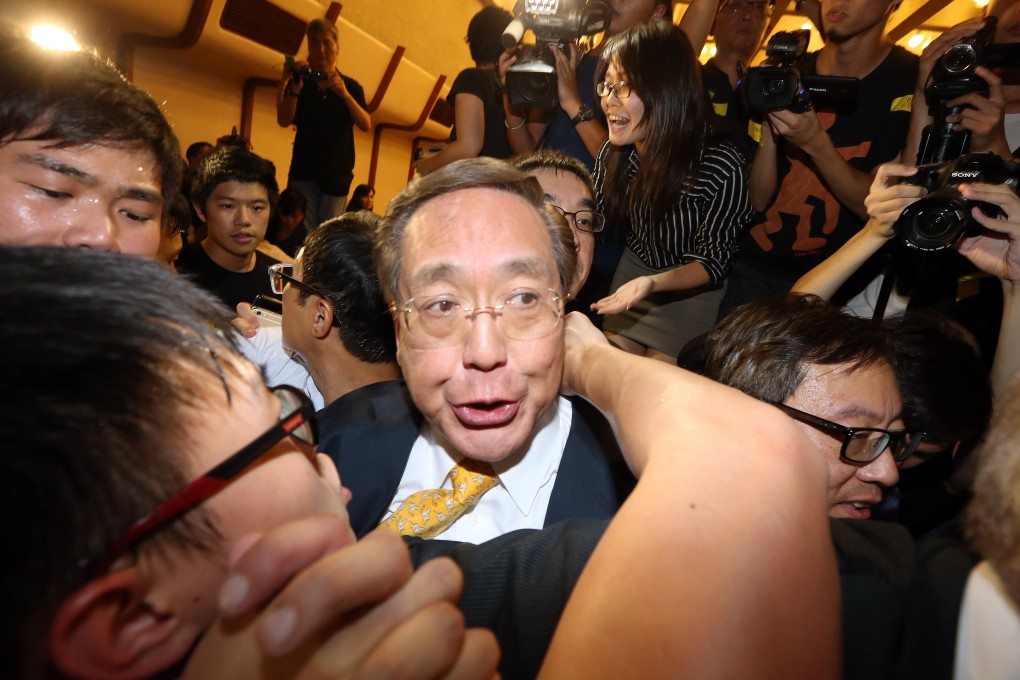 Arthur Li is surrounded by students at the council meeting. Photo: Dickson Lee