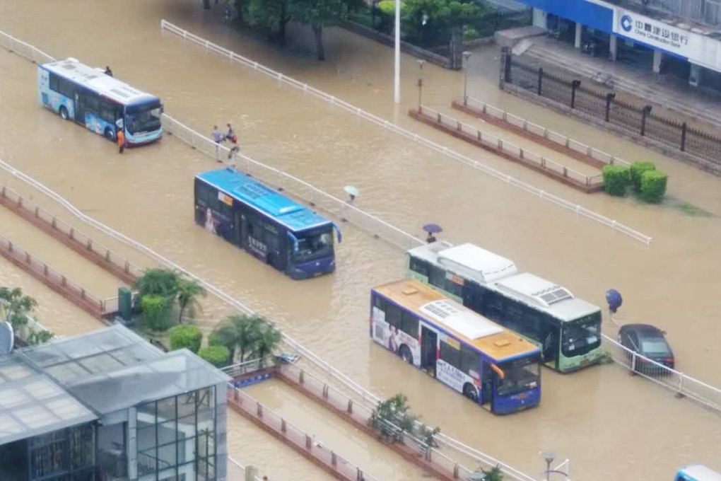 Vehicles run on waterlogged roads in downtown Fuzhou, southeast China's Fujian Province. Photo: Xinhua